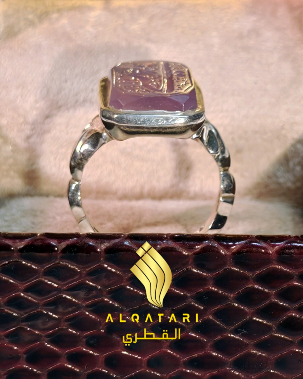 Frontal view of aqeeq gemstone Islamic ring with vine-shaped silver band