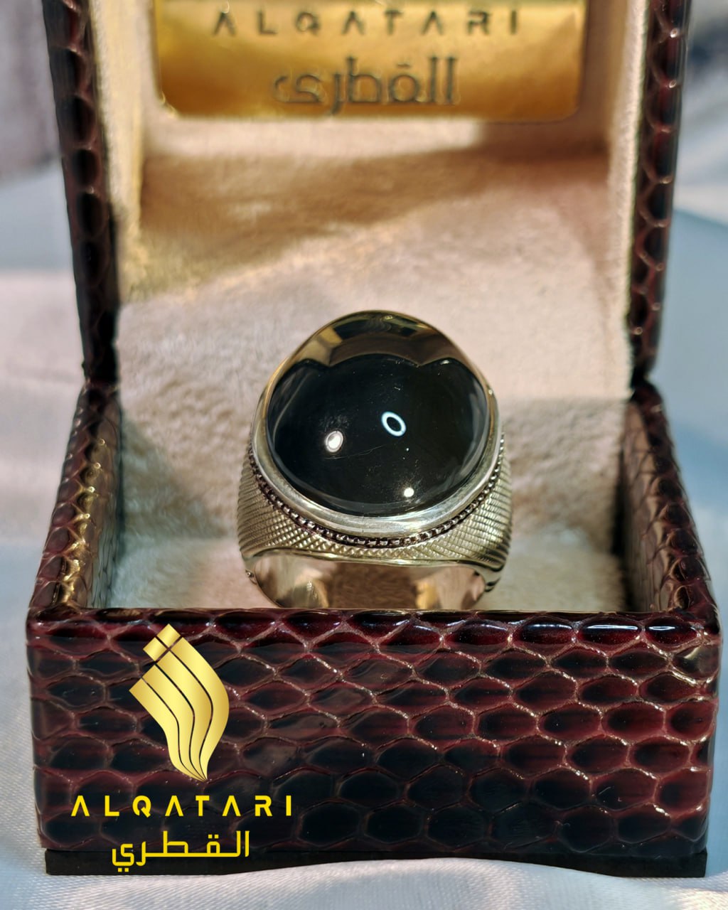 Front view of bold black aqeeq silver ring
